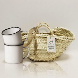Cesta de mimbre artesana con tazas vintage