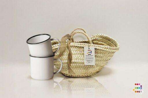 Cistella de vímet artesana amb tasses vintage