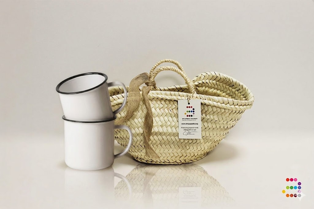 Cesta de mimbre artesana con tazas vintage